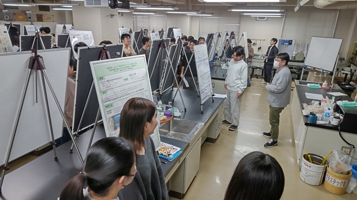 2025年度の卒業論文中間発表会を開催